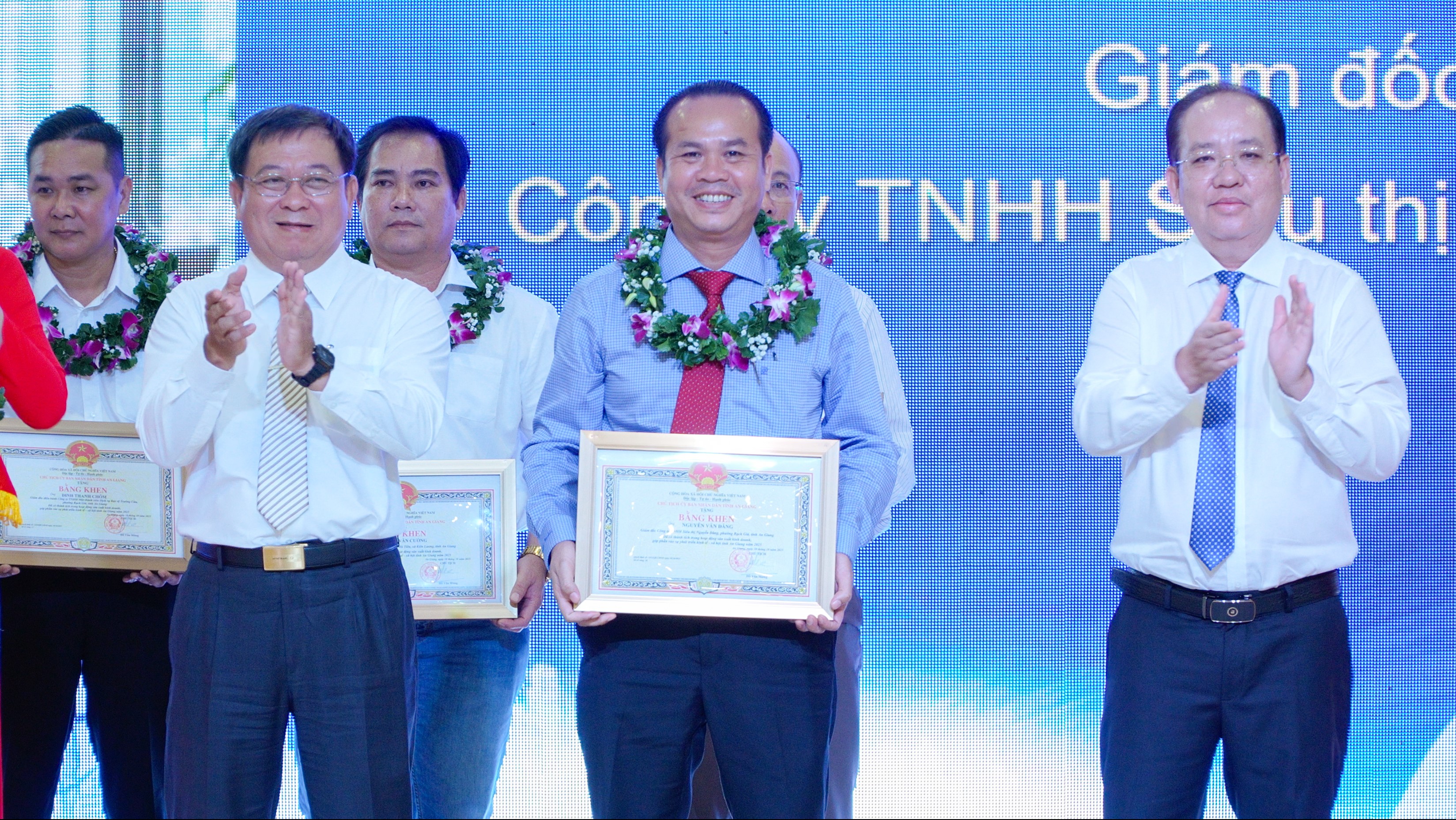 Giám đốc Siêu thị Nguyễn Đăng nhận Bằng khen vì thành tích xuất sắc trong hoạt động sản xuất kinh doanh, đóng góp cho phát triển tỉnh An Giang